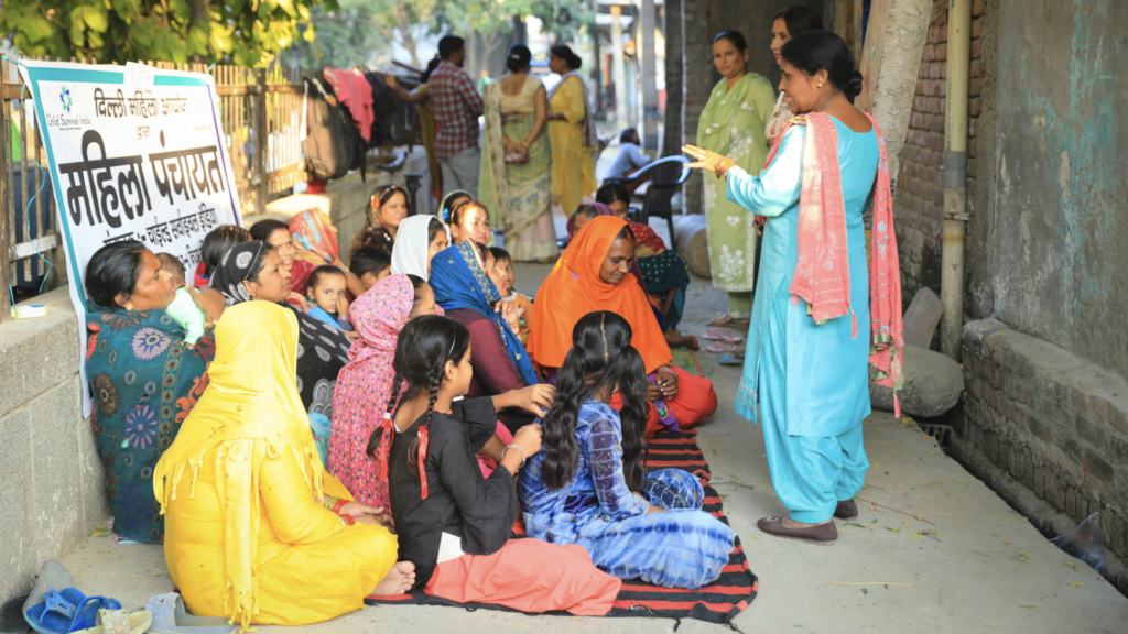 A CSI Staff creating awareness about Mahila Panchayat in the informal settlements of Delhi | Photo by Simit Bhagat 